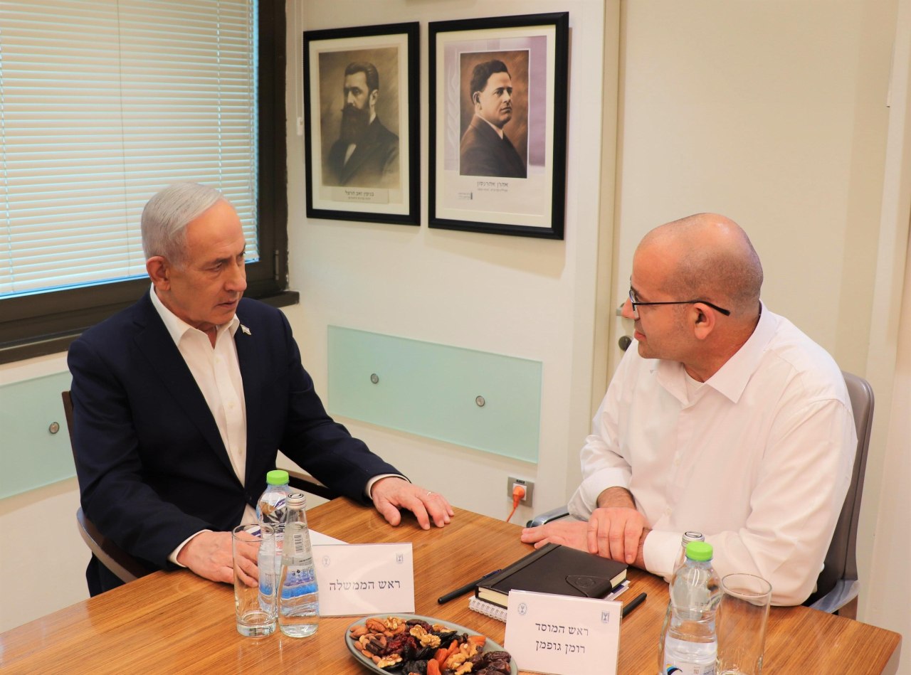 ראש הממשלה בנימין נתניהו בפגישה עם ראש המוסד רומן גופמן במטה...