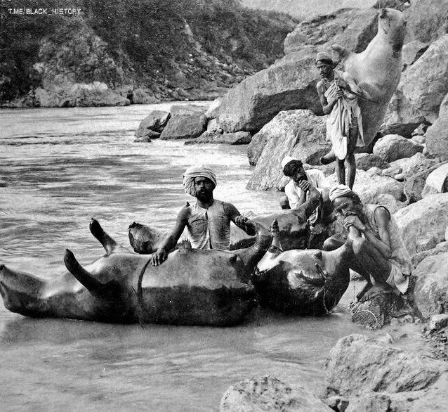 סירות מתנפחות מעור תאו, שנות ה-1900, הודו...