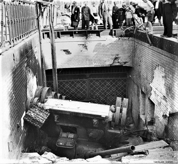 ברלינאים מתבוננים בטנק סובייטי T-34-85 שנפל אל פתח תחנת הרכבת...
