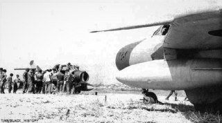 חיילים ישראלים בודקים מטוסי קרב מיג-17F מתוצרת ברית המועצות...