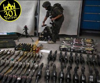ציוד רב, מנשקים שונים דרך מחשבים, מחברות, שרטוטים ועוד והכל...