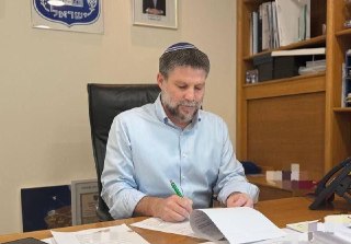 סמוטריץ' חתם כעת על הצו להוזלת מס ה'בלו' בחצי שקל למשך חודשיים...