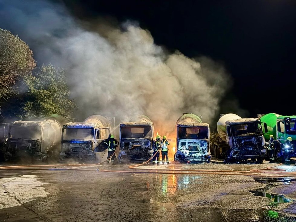פרבר ב'בחדרי': חמש משאיות הועלו באש ושבעה כלי רכב ניזוקו...