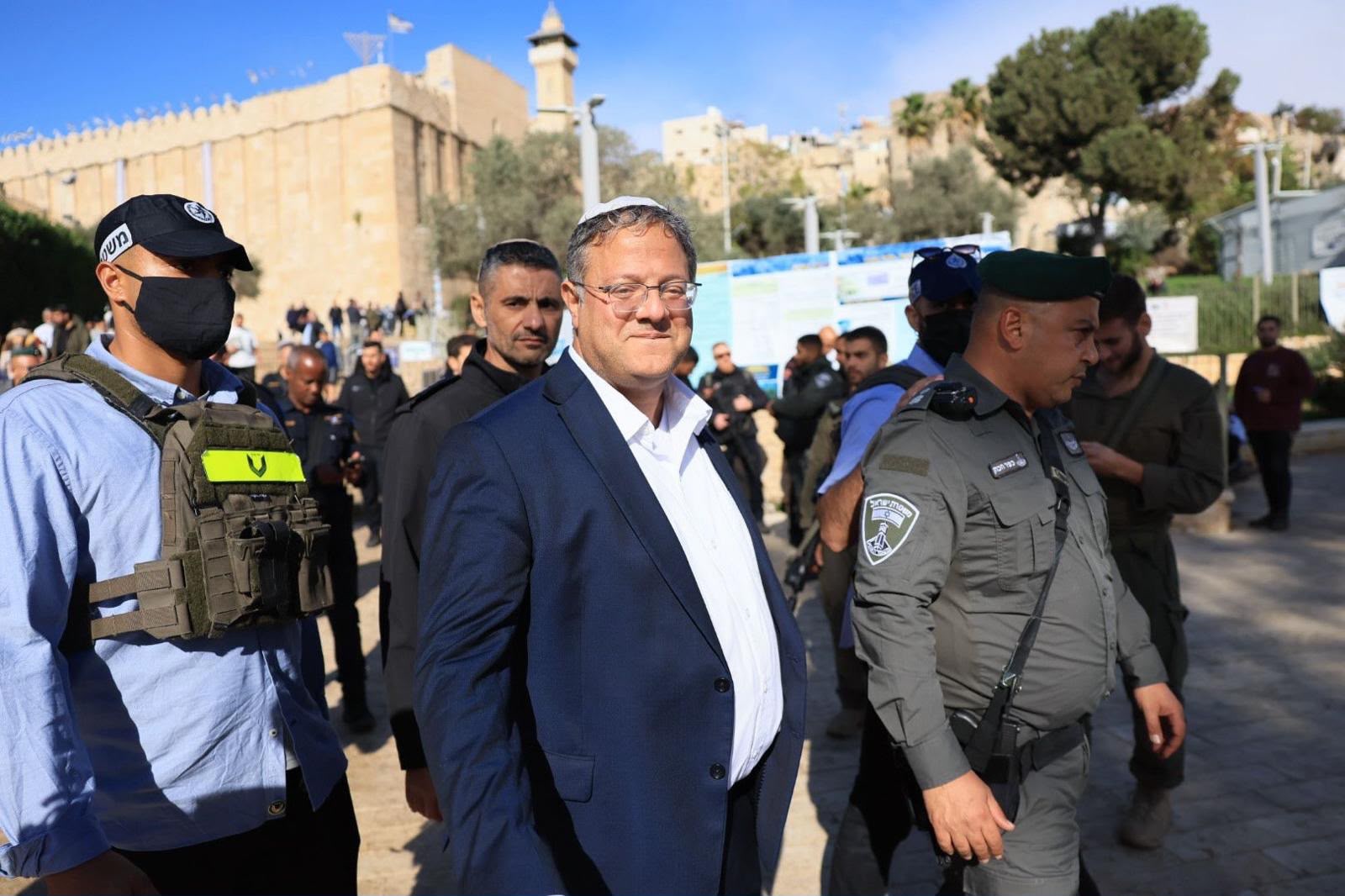 עושים היסטוריה בחברון - מחזירים את קברי האבות לידיים של מדינת...