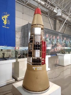 התמונה מציגה תצוגה חתומית של ראש הנפילה של הטיל "ח'ורמשהר-4"....
