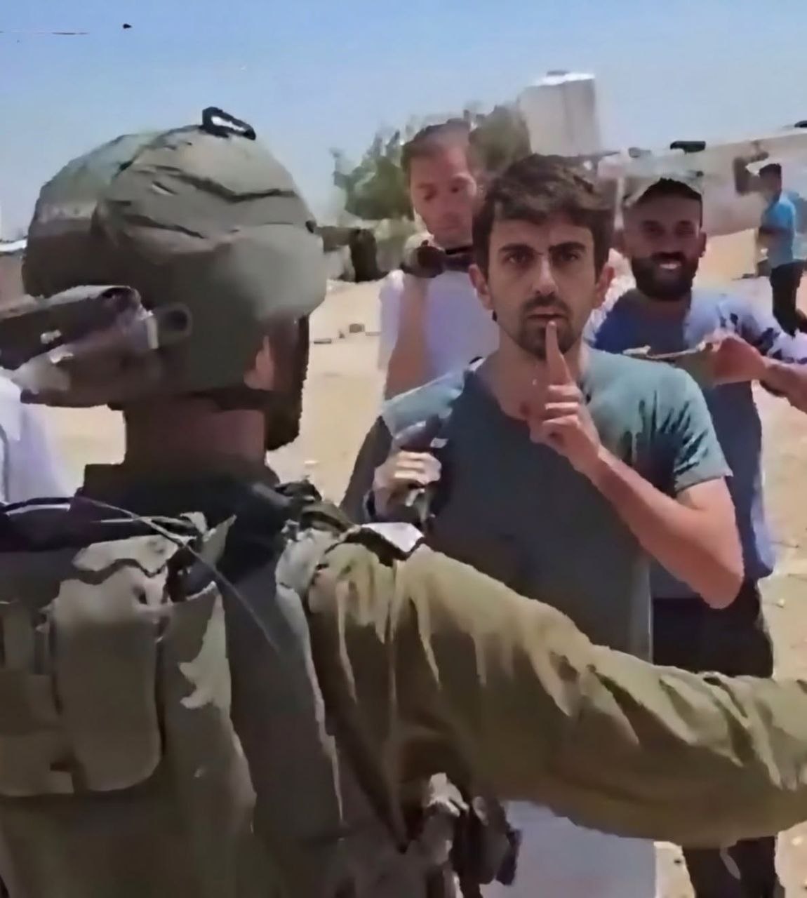 תראו כמה שנאה יש באדם הזה, יובל אברהם, מול לוחמי צה״ל. דוחף להם...