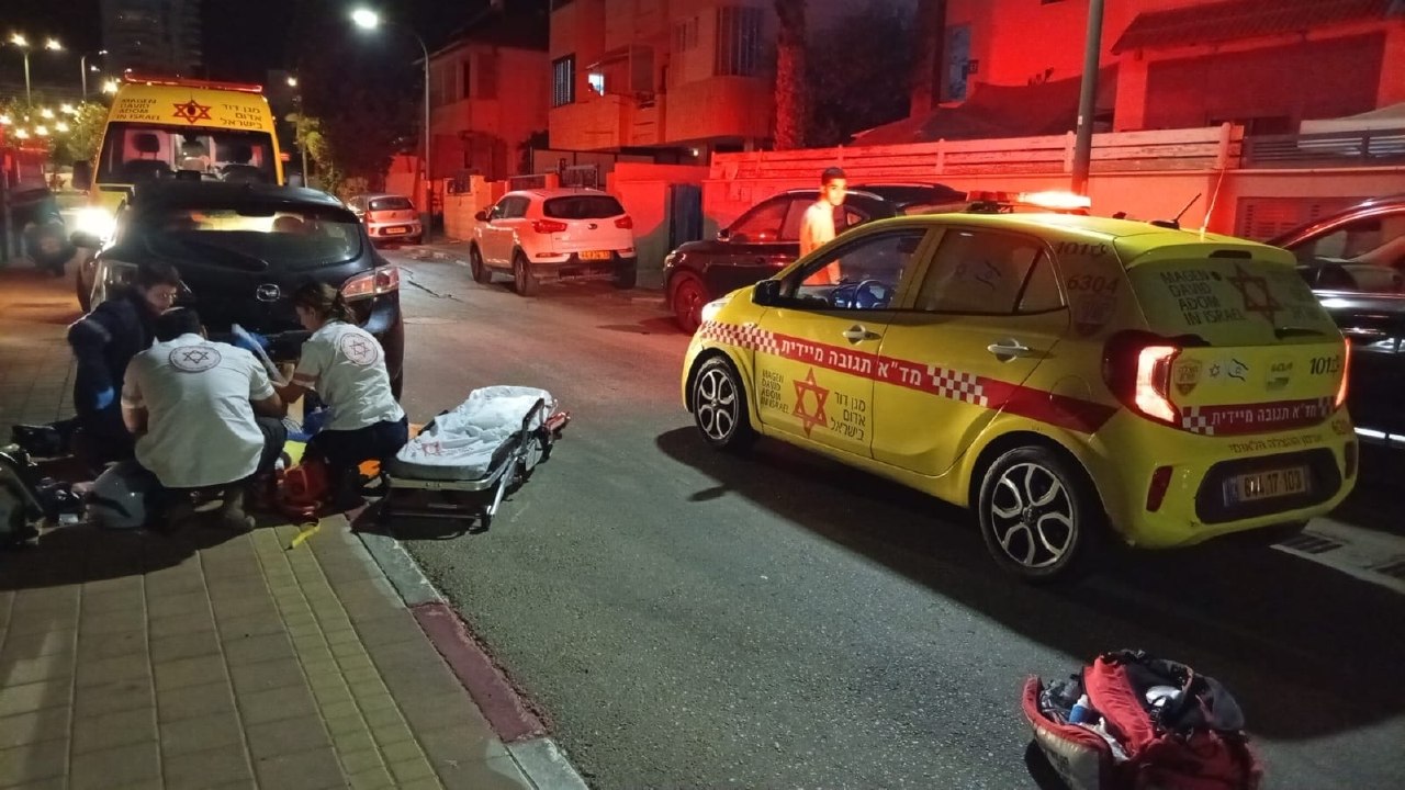 רוכב אופנוע בן 24 נפצע קשה בתאונת דרכים ברחוב גבע בנתניה. צוותי...