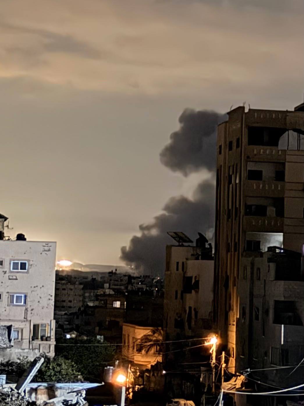בעזה מדווחים על מספר תקיפות לעבר יעד בשכונת א-תופאח, בצפון...