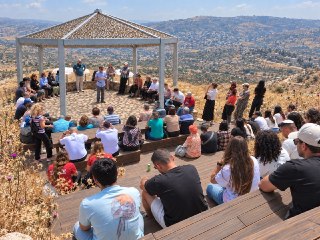 חגיגות סוכות בשומרון נפתחו: אלפי מטיילים באתרי התיירות...