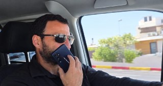 העיתונאי רביב דרוקר נחקר בשעה זו בימ״ר אגף התנועה, בעקבות...