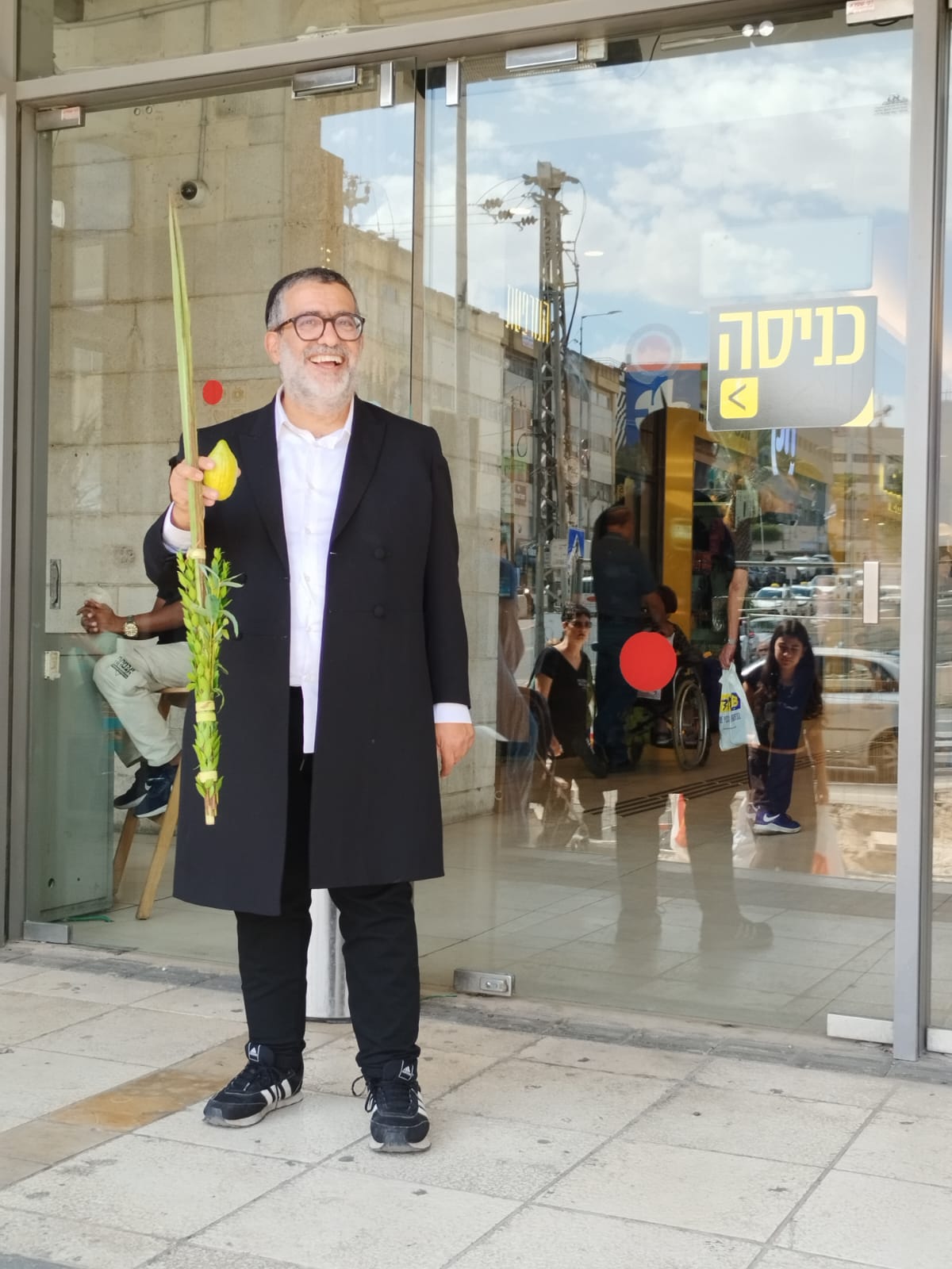 תיראו איזה מרגש, כמה צדיקות וענווה, עומד בכניסה של קניון הדר...