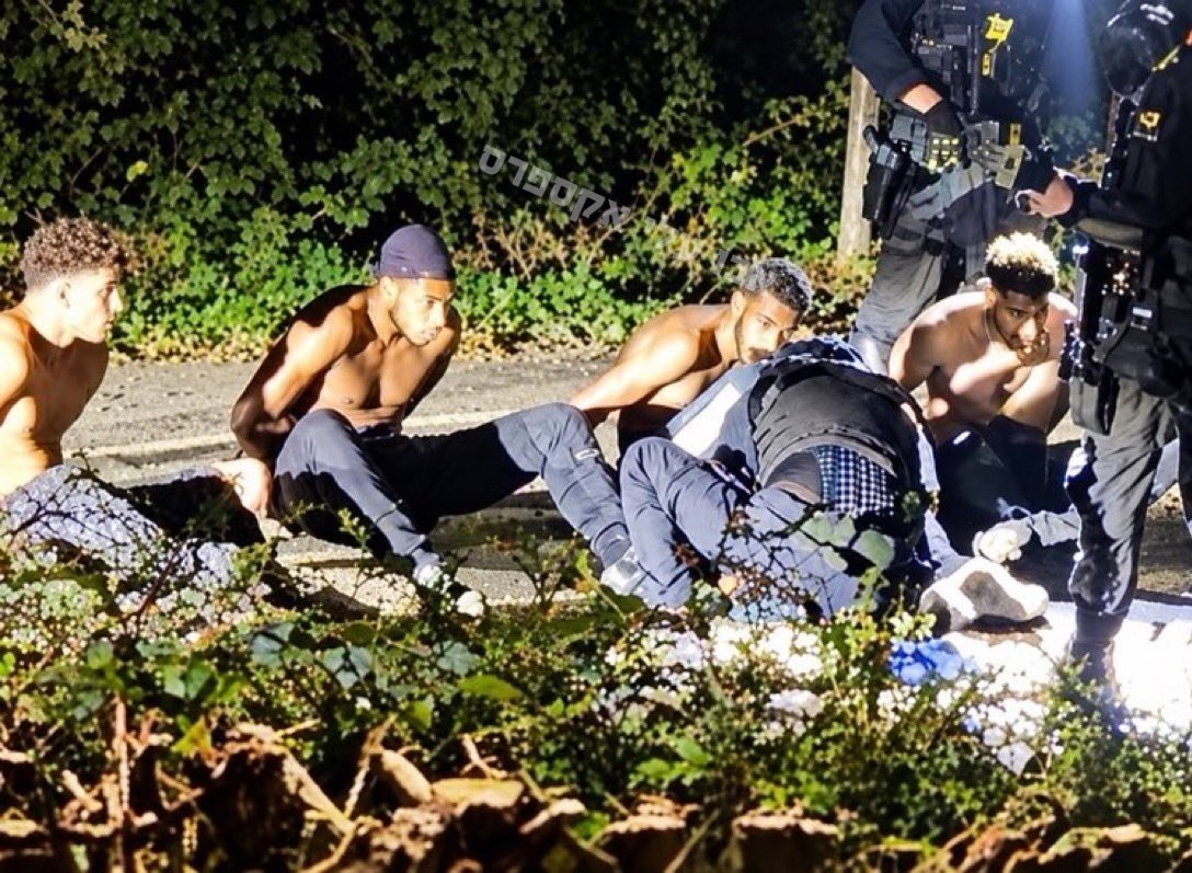 תמונה לא מטושטשת של האזרחים הצעירים הבריטים מלונדון שנעצרו...