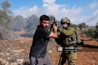 מהעימותים במסיק הזיתים בכפר ביתא : ערבי נוגע בנשק חייל...