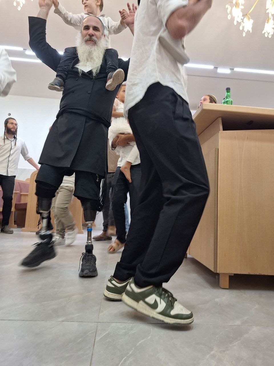 לירז זעירא שאיבד את שתי רגליו בסוריה רוקד בשמחת...