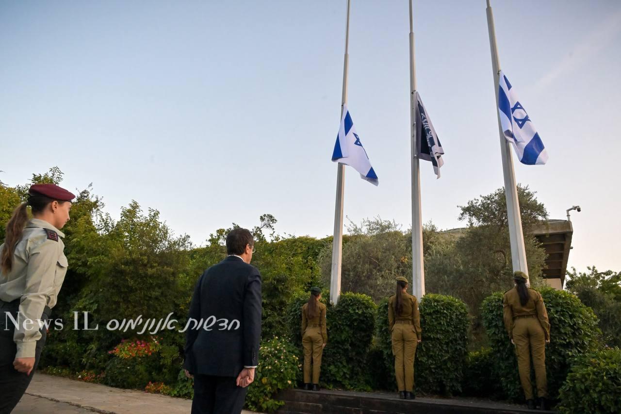 דגל הלאום מורד לחצי התורן במשכן הנשיא...