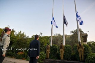 דגל הלאום מורד לחצי התורן במשכן הנשיא...