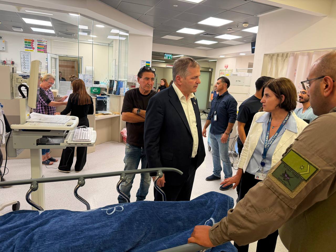 שר החינוך בביקור בבית החולים בצפת. 24 פצועים בפיצוץ (עמית סגל)...