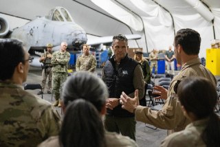 מזכיר המלחמה של ארה״ב פיט הגסת׳ נפגש אתמול עם חיילים אמריקנים...