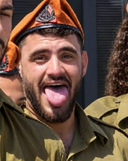 אתמול בשעה 7:15 בן שלי רון מת בקרב. מנע מתקפת טרור גדולה. כוכב...