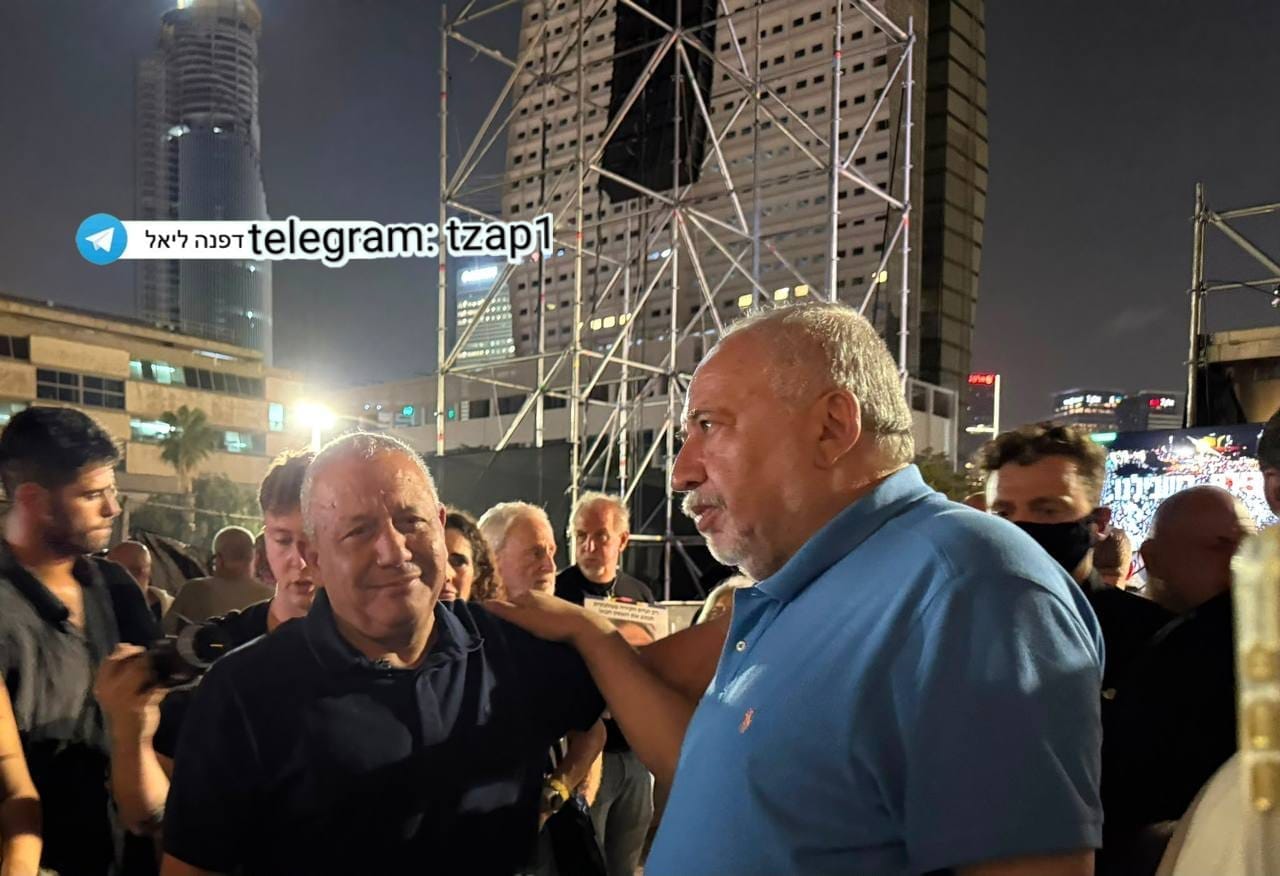 איזנקוט וליברמן יחד בעצרת מועצת אוקטובר בכיכר החטופים...