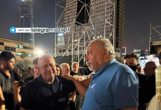 איזנקוט וליברמן יחד בעצרת מועצת אוקטובר בכיכר החטופים...