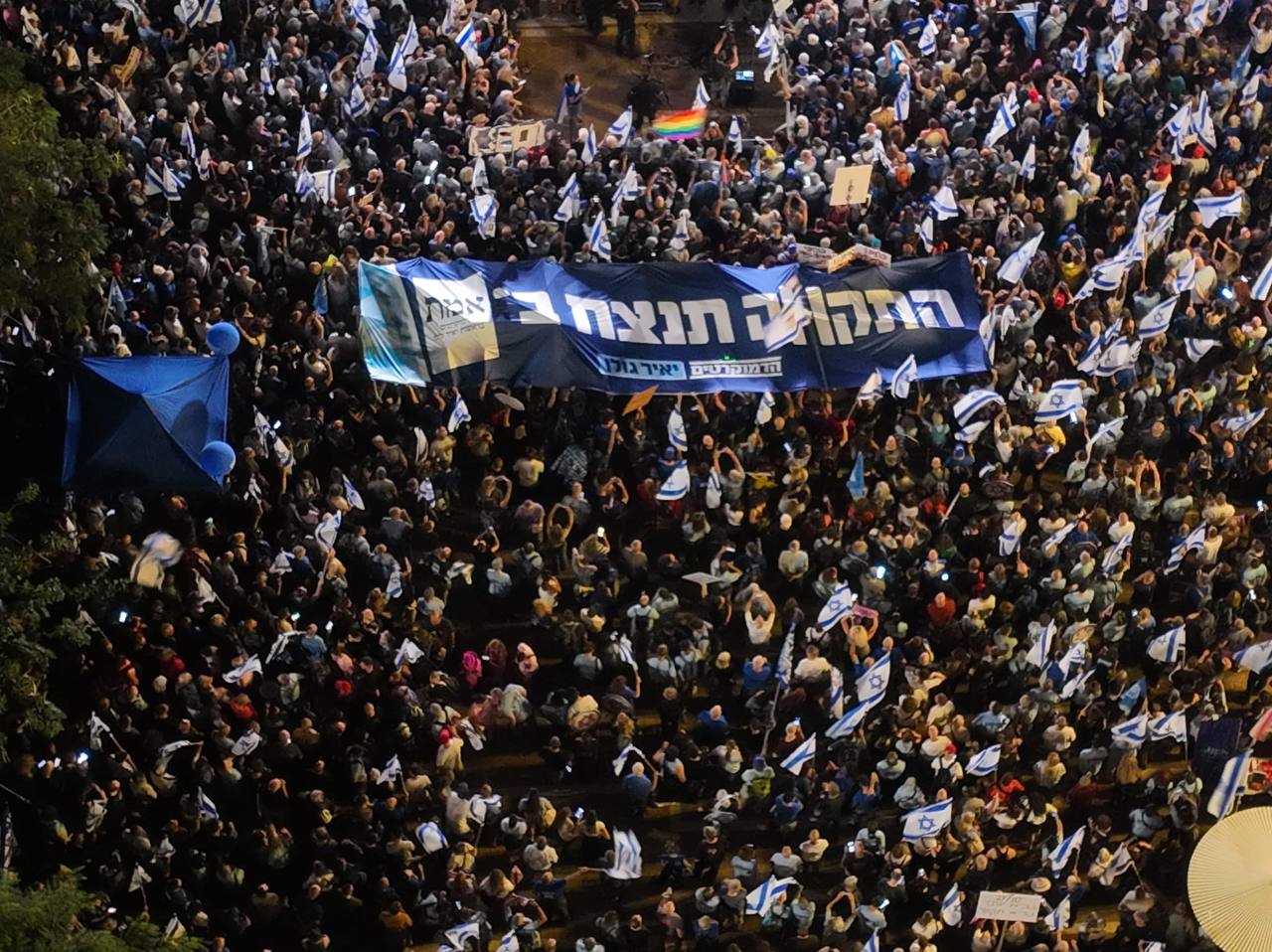 כ־60 שעות לפתיחת הקלפיות: אלפי מפגינים התבכיכר רבין. יו"ר...