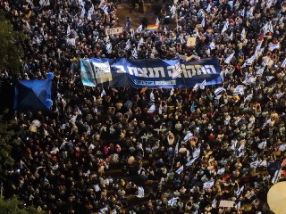 כ־60 שעות לפתיחת הקלפיות: אלפי מפגינים התבכיכר רבין. יו"ר...