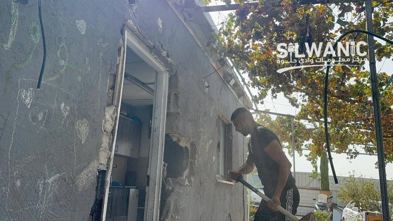 בית לא חוקי בבית חנינא - התושבים בו הורסים אותו בעצמם כדי...