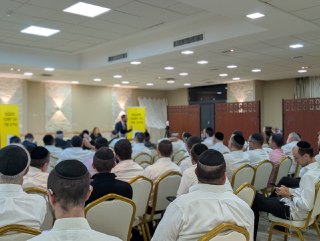 עשרות חרדים מקהילת העולים בחוג בית של מפלגתו של לייטנר אמש...