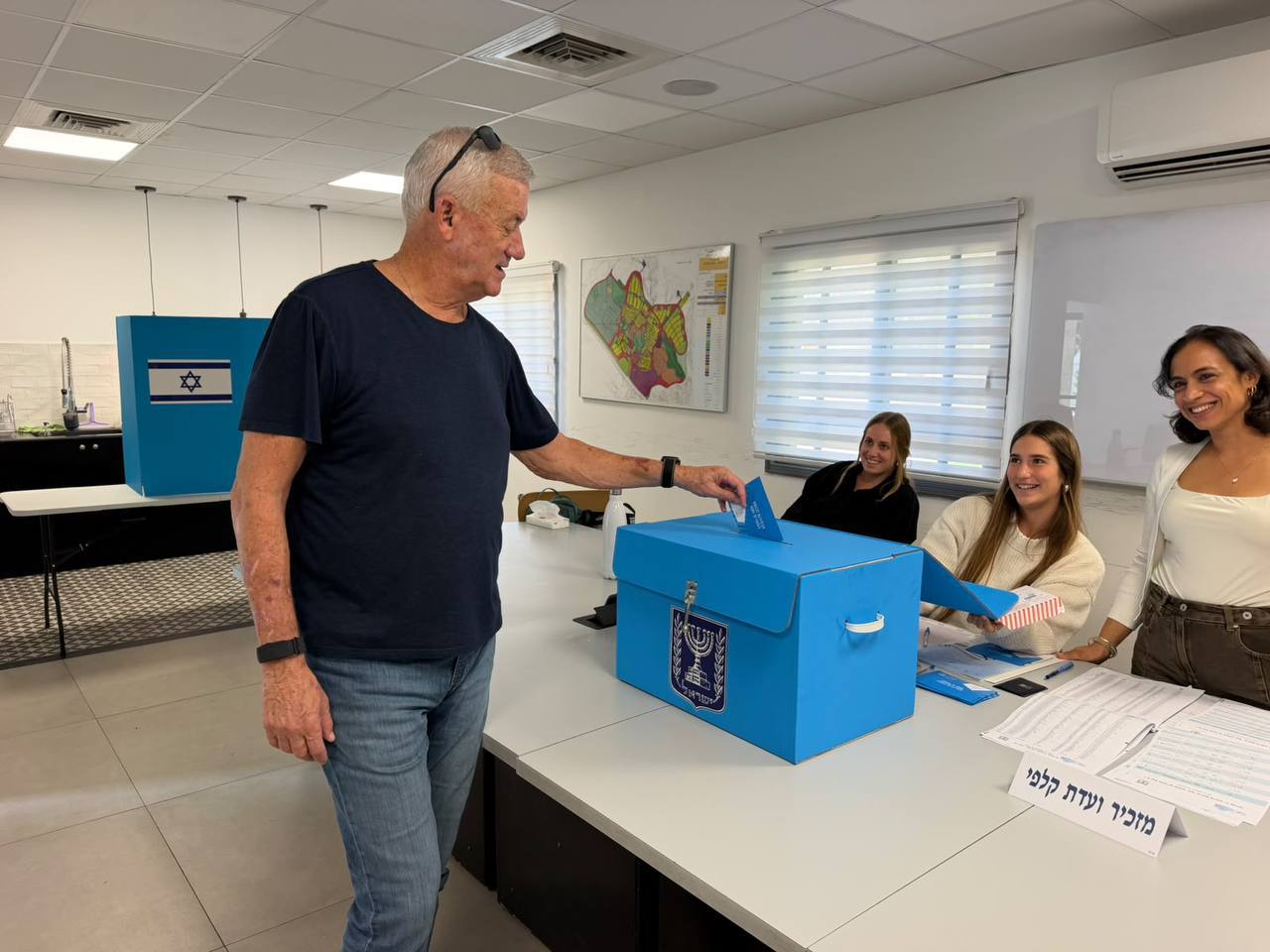 גם בני גנץ, שפרש מהתמודדות בבחירות, הגיע להצביע הבוקר...