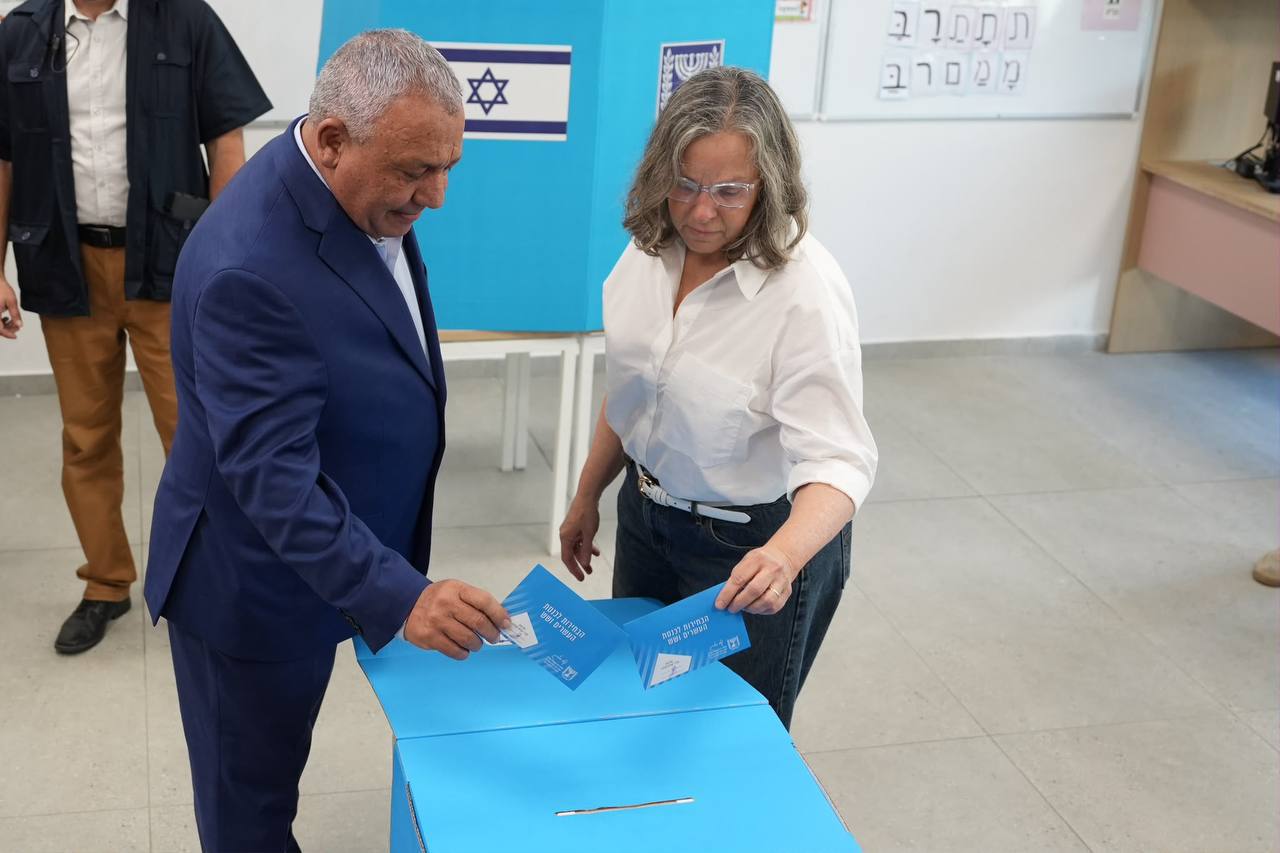 איזנקוט הצביע...