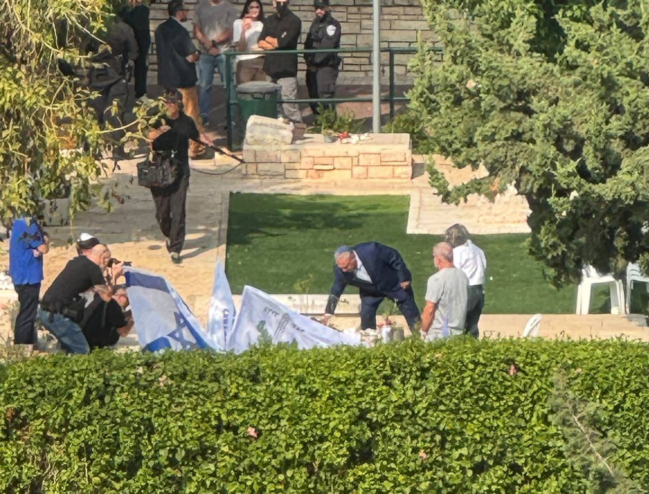 איזנקוט על קבר בנו...