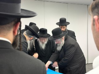 האדמור מגור מצביע...