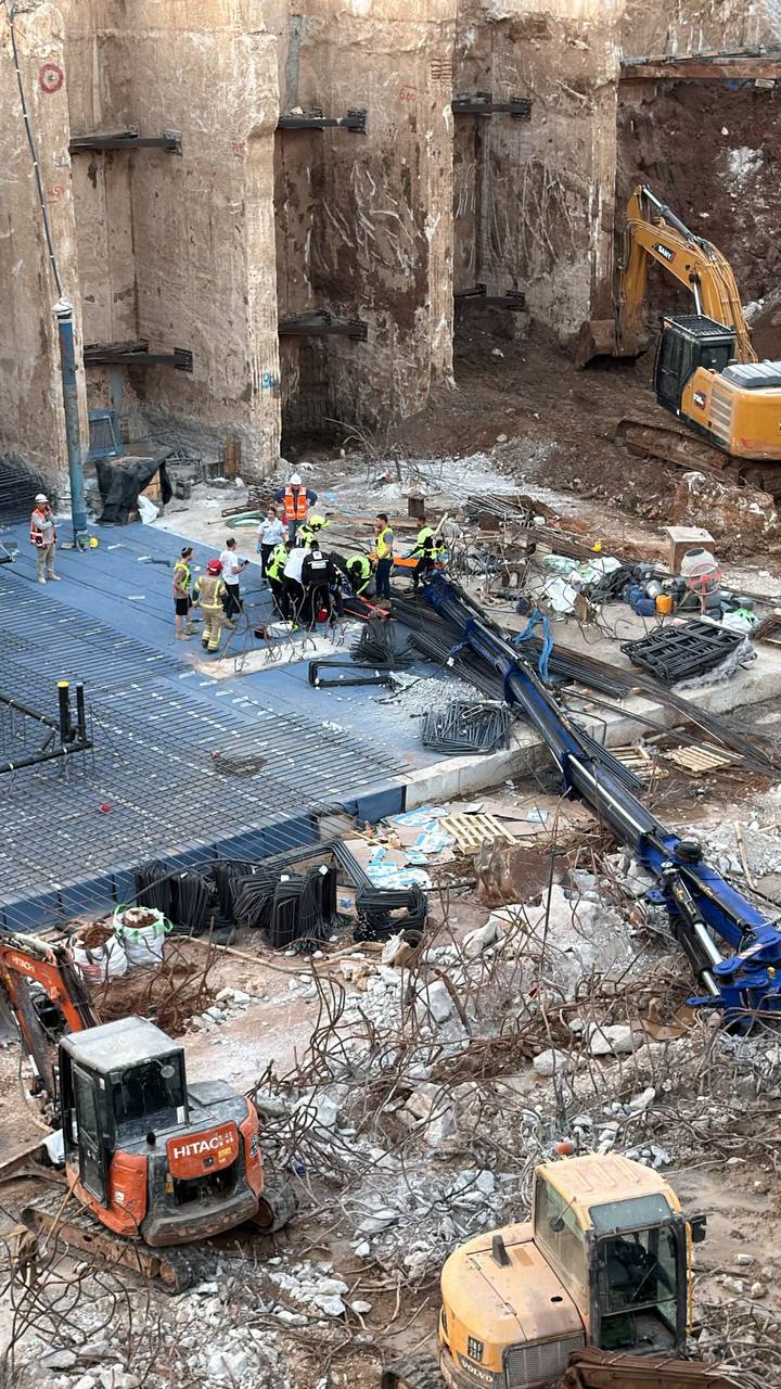 תאונת עבודה קשה: פועל נלכד מתחת למנוף שקרס באיזור הבורסה ברמת...