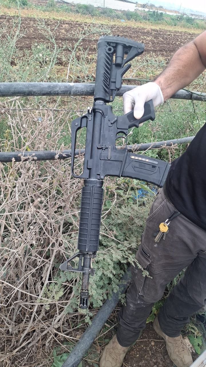 מצבור אמצעי לחימה ובו שני רובי M-16, רעלות פנים ומעל 1,000 כדורי...