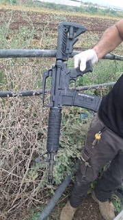 מצבור אמצעי לחימה ובו שני רובי M-16, רעלות פנים ומעל 1,000 כדורי...