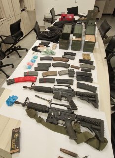 מצבור אמצעי לחימה ובו שני רובי M-16, רעלות פנים ומעל 1,000 כדורי...