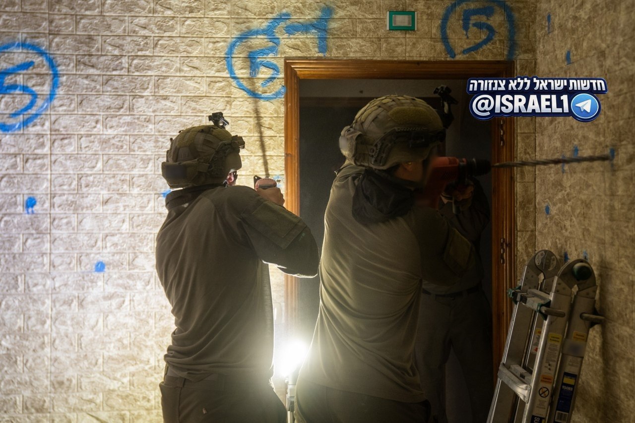 חברון: צה"ל הרס הבוקר את בתיהם של שני המחבלים מההיתקלות בצומת...