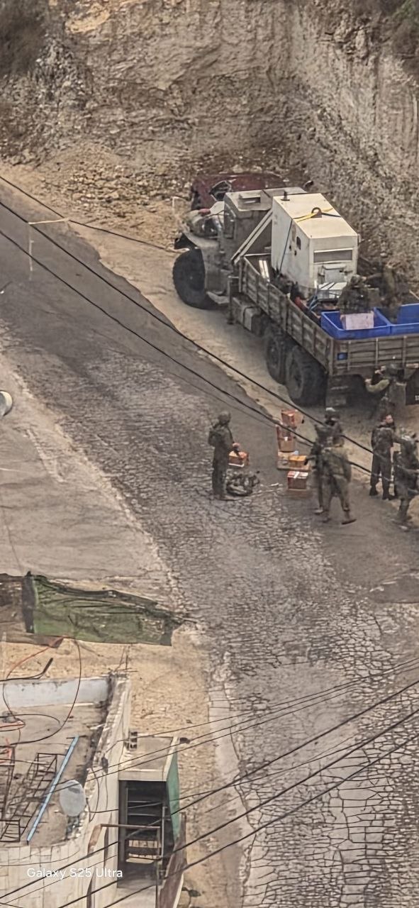 שכונת עין דיר בחה בחברון: חיילי צה"ל מעבירים חומרי נפץ הבוקר...