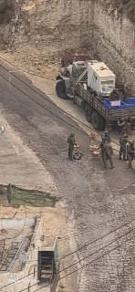 שכונת עין דיר בחה בחברון: חיילי צה"ל מעבירים חומרי נפץ הבוקר...