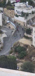 שכונת עין דיר בחה בחברון: חיילי צה"ל מעבירים חומרי נפץ הבוקר...