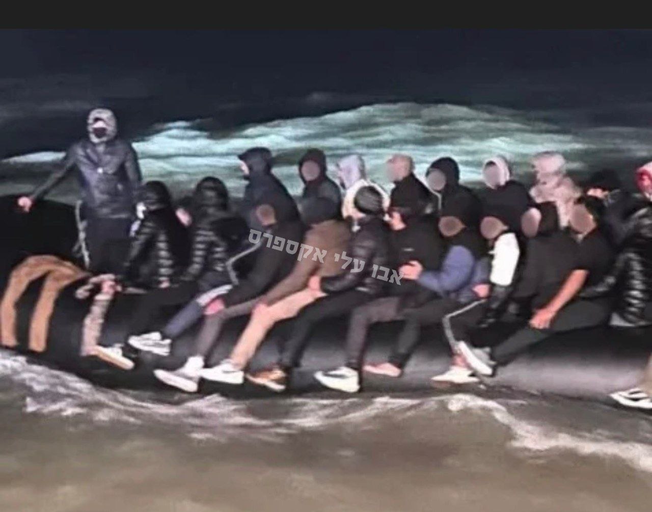 היסטוריה בהולנד: לראשונה נחתה סירת מהגרים בלתי חוקיים לחופי...