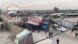 תיעוד שמפרסם ערוץ אל-ערבייה של תושבים עזתיים בוזזים משאית...