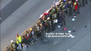 עוד אמריקאים תומכי פלסטין שחסמו כבישים בארצות הברית נעצרים. ...