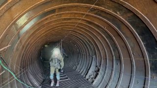 דורון קדוש בפתח המנהרות שנחשפו היום...