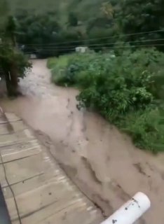 שיטפונות ומפולת קרקע שנגרמה על ידי הוריקן ג'וליה גבו את חייהם...