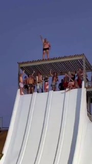 קבלו איזו קפיצה ממגלשה בבריכה...