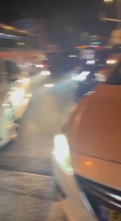 מפגין עלה על מכסה מנוע של רכב בזמן נסיעה...