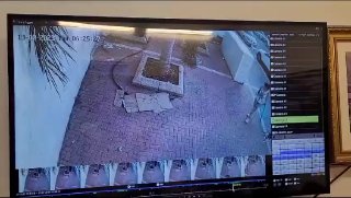 צפו בתיעוד: אישה ריססה כתובות גרפיטי על קירות בית כנסת בבאר...