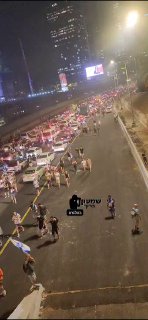 איילון צפון פרשים חוסמים נוספים מלרדת לכביש...